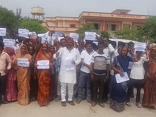 लखनऊ डीएम से तहसीलदार-लेखपालों की शिकायत:आरोप- ब्लॉक के अधिकारी लापरवाह, कई गांवों में सुलभ शौचालय नहीं