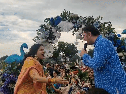 पुंडरीक और रेणुका गोस्वामी के भजनों ने बांधा समां:सीएसजेएमयू के हेलीपैड में हजारों भक्त पहुंचे, भाव विभोर होकर झूमे