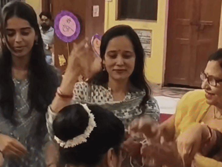 लखीमपुर में राधाष्टमी पर भक्तिमय माहौल:भोग-पूजन के बाद सजी भजन संध्या, राधा-कृष्ण के भजनों पर झूमे श्रद्धालु