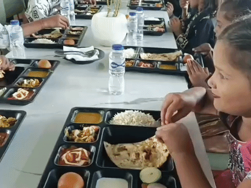 CM योगी ने किया था उद्घाटन:गोरखपुर फ्लोटिंग रेस्टोरेंट के 2 साल पूरे होने पर अनाथ बच्चों को बनाया स्पेशल गेस्ट