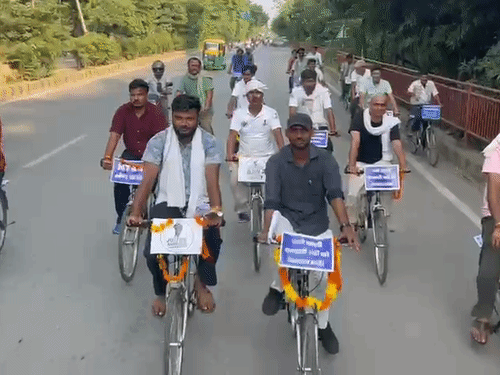 इलाहाबाद यूनिवर्सिटी से फाफामऊ पहुंची जेन-जी कनेक्ट यात्रा:TGT-PGT भर्ती आंदोलन को दिया समर्थन, अनशन कर रहे अभ्यर्थियों से मिले
