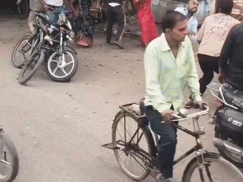 फिरोजाबाद में दो गुटों के बीच मारपीट और पथराव, VIDEO:गल्ला मंडी के पास विवाद, पुलिस जांच में जुटी