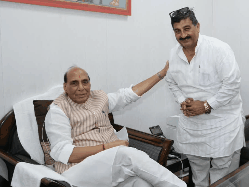 पूर्व विधायक ने रक्षामंत्री से की मुलाकात:कैंट विधानसभा में कार्यों के लिए पत्र सौंपा, त्योहार से पहले सड़क मरम्मत की रखी मांग
