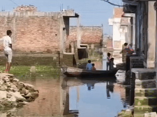 उन्नाव में गंगा का जलस्तर घटा:49 सेंटीमीटर नीचे पहुंचा चेतावनी बिंदु, बाढ़ प्रभावितों को राहत