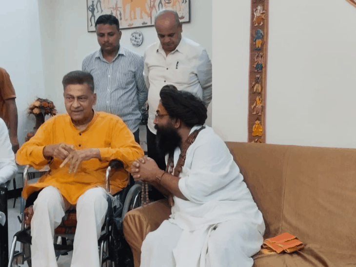 बीना खत्री को श्रद्धांजलि देने पहुंचे कई दलों के नेता:पूर्व सांसद डॉ. निर्मल खत्री से मुलाकात कर अपनी शोक संवेदना व्यक्त की