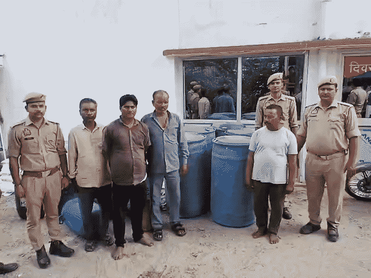 नीले ड्रम में बिक रहा था चोरी का पेट्रोल-डीजल:गोरखपुर में पकड़े गए 4 टैंकर चालक, 90 रुपये लीटर बेच रहे थे तेल