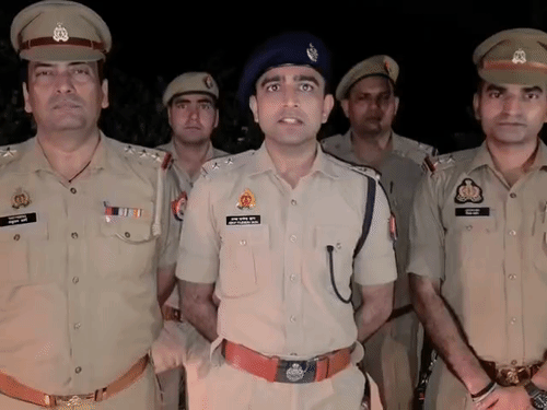 20 साल का चेन लुटेरा पैर में गोली मारकर पकड़ा:गाजियाबाद में पुलिस कंधों पर टांगकर लाई, पुलिस से कहा अब मैं पढूंगा लिखुंगा.. माफ कर दो