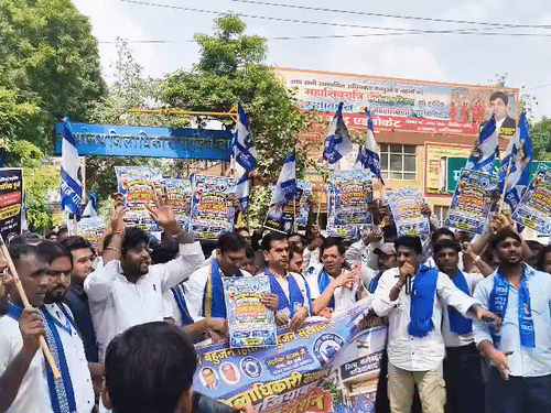 गाजियाबाद में सड़क पर उतरे आजाद समाज पार्टी कार्यकर्ता:आरक्षण बचाओ को लेकर पैदल मार्च निकाला, कलेक्ट्रेट के बाहर भी प्रदर्शन कर नारेबाजी