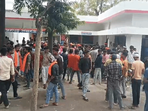 नारेबाजी करते हुए लखनऊ के थाने का घेराव:बीजेपी विधायक के साथ पहुंचे बजरंग दल कार्यकर्ता बोले- इलाके में गोमांस तस्करी रोकी जाए