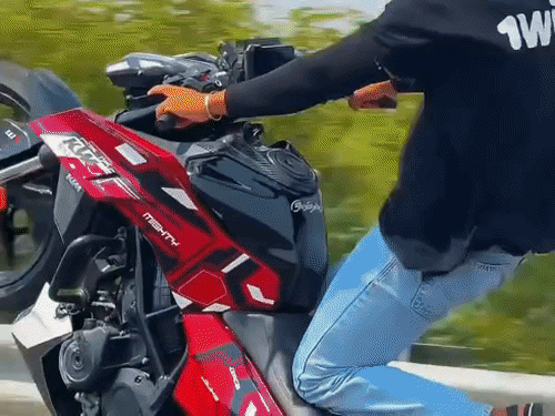 किसी ने रेसर बाइक का पहिया हवा में उड़ाया:कोई सीट पर खड़े होकर साइकिल चलाया, गोरखपुर फेमस होने के लिए स्टंटबाजी कर रहे युवा