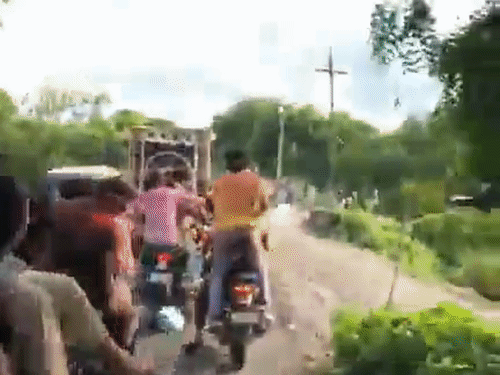 गणेश विसर्जन यात्रा में चार सेकेंड में मारे 3-बम, VIDEO:गुजैनी में लाठी-डंडे से भक्तों को पीटा, गाड़ियां तोड़ी, चार लोग घायल