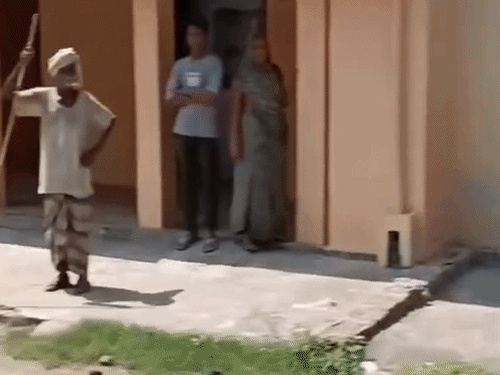 मऊ में घर में घुसकर युवक से मारपीट:वीडियो बनाने से भी रोकता दिखा आरोपी, 3-4 लोग दिखे