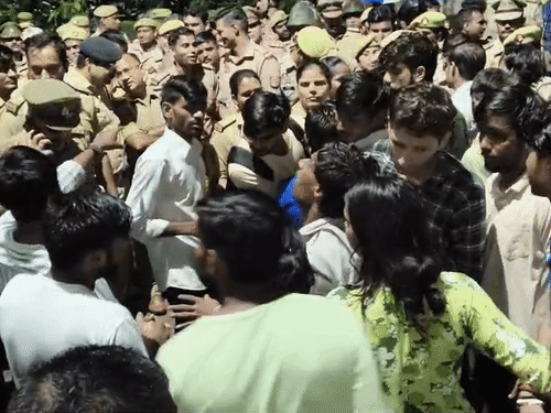 शकुंतला विश्वविद्यालय में ABVP के विरोध में दिव्यांगों का हंगामा:3 थानों की पुलिस और पीएसी तैनात; आरोप- कार्यक्रम में प्रवेश नहीं दिया
