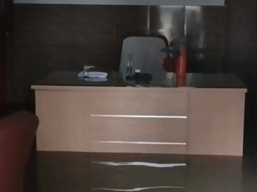 हरदोई में मूसलाधार बारिश से SHO कक्ष में घुसा पानी:घुटनों तक जलभराव के बीच पुलिसकर्मियों ने किया काम, फररियादी दिखे परेशान