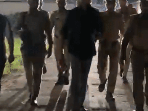 सुल्तानपुर जेल में एसपी ने खुद खाया खाना:पीएसी जवानों की व्यवस्थाएं भी परखीं, मेस में भोजन की गुणवत्ता जांची