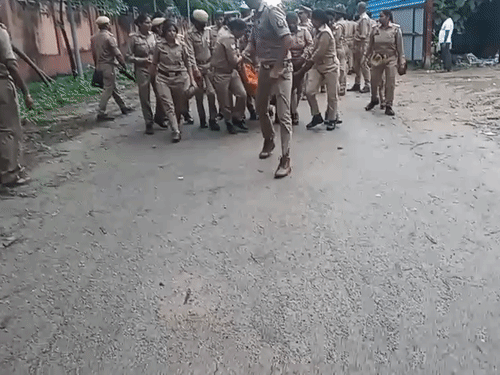 शकुंतला विश्वविद्यालय में छात्रा ने सुसाइड की कोशिश की:ABVP के विरोध में दूसरे दिन भी हंगामा; छावनी में तब्दील रहा यूनिवर्सिटी कैंपस