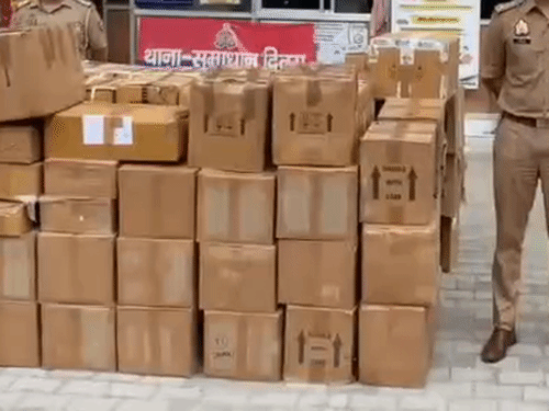 एक कमरे में 1 करोड़ से ज्यादा की कोडीन सिरप:प्रयागराज में इंटरस्टेट रैकेट पकड़ाया, दिल्ली-हरियाणा से लाकर कई राज्यों में सप्लाई
