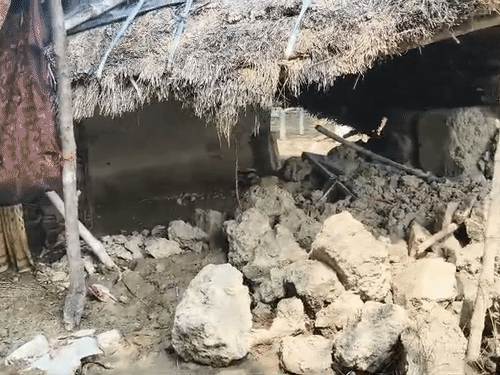कानपुर में कच्चा मकान ढहा, दंपति और 6 बच्चे दबे:भोर में हादसा होने से पूरा परिवार दबा, ग्रामीणों ने रेस्क्यू करके बाहर निकाला