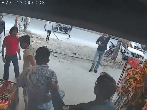 वकील पर गिराकर 17 डंडे मारने वालों पर FIR:गाजियाबाद में दुकान से खींचकर एक दिन पहले की थी पिटाई, वकील ने जताया जान का खतरा