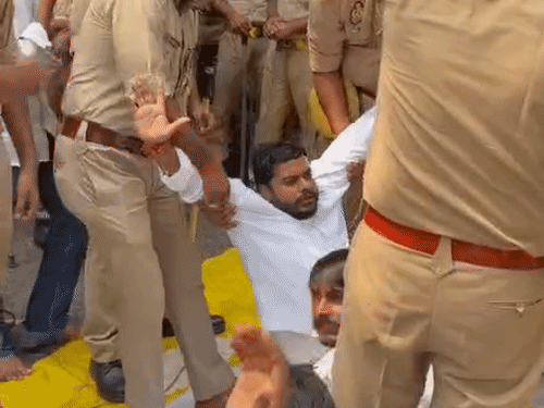 इलाहाबाद विश्वविद्यालय में आठ छात्र आमरण अनशन पर बैठे:पुलिस ने जबरन हटाने का प्रयास किया, छात्र नहीं माने