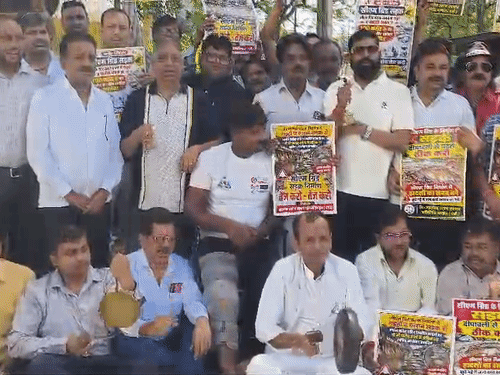 कानपुर में टूटी सड़क को लेकर व्यापारियों ने प्रदर्शन किया:ढोल-मंजीरा और थाली बजाकर नगर निगम के खिलाफ नारेबाजी, धरने की चेतावनी दी
