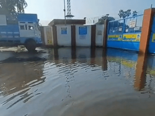 बारिश से एलपीजी प्लांट में जलभराव, रिफिलिंग-लोडिंग बंद रही:देवरिया समेत 9 जिलों में गैस आपूर्ति पर असर, पानी कम होने पर शुरू हुआ काम