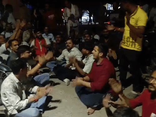 प्रतिबंधित मांस के शक में 2 युवकों को पीटा:सरगना की गिरफ्तारी के लिए जूही थाने में हंगामा, गेट पर हनुमान चालीसा पढ़ी