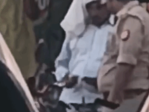 शामली में आरोपी से रुपये लेने का वीडियो:दरोगा मोहित कुमार निलंबित, सीओ कैराना को सौंपी जांच
