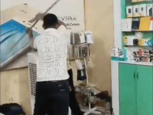 मोबाइल चोरी के शक में युवक को बंधक बनाकर पीटा:पीलीभीत में दुकानदार ने की बेरहमी, पुलिस जांच में जुटी