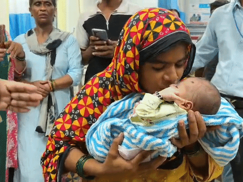 सहारनपुर जिला महिला अस्पताल से चोरी हुआ नवजात बरामद:पिता की गोद से बच्चा लेकर फरार हुई महिला को हरिद्वार से पकड़ा