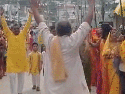 कन्नौज में जन्माष्टमी पर निकली विशाल प्रभातफेरी:जयकारों से गूंजा गुरसहायगंज, पुष्पवर्षा से स्वागत