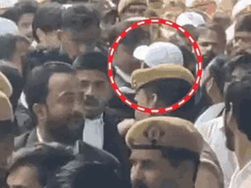 अतीक का बेटा बोला-FIR कराने वाला कई बार मिलने आया:हमारे पारिवारिक संबंध हैं, जेल से कैसे रंगदारी मांग सकता हूं