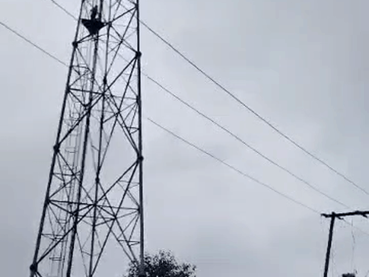 बेटी के इलाज के लिए मां टावर पर चढ़ी, VIDEO:कुशीनगर में बच्ची के पैर में सड़न, मां बोली- इलाज कराइए नहीं तो कूद जाऊंगी