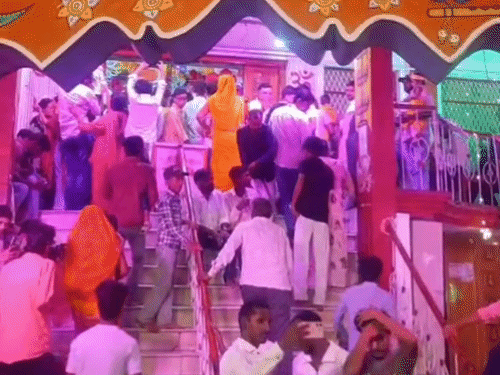 गोंडा में 15 हजार श्रद्धालुओं से पट गया छपिया मंदिर:आधी रात गूंजे जय कन्हैया लाल के जयकारे, गुफा-पहाड़ की झांकी आकर्षण का केंद्र