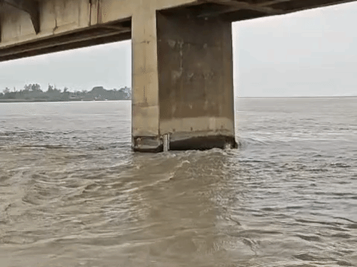 मऊ में खतरे के निशान से 13 सेमी ऊपर सरयू:बंधों की ओर बढ़ा बाढ़ का पानी, तटवर्ती गांवों में दहशत