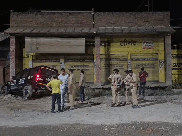 अलीगंज में डायल 112 की PRV नाले में गिरी:पुलिसकर्मियों पर नशे में होने के आरोप, ब्रेकडाउन थी गाड़ी; प्रभारी निरीक्षक बोले- मामले की होगी जांच