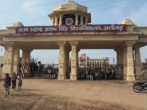 अलीगढ़ में स्कूटी योजना में कालेजवार सिलेक्शन पर विवाद:109 सेलेक्टेड छात्राओं वाले कॉलेज से लेकर एक चयनित छात्र वाले संस्थान तक,जांच की मांग