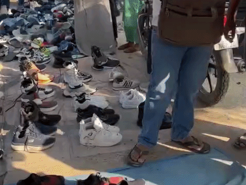मंगल बाजार में वसूली को लेकर हंगामा:अलीगढ़ के नुमाइश मैदान में फड़ विक्रेता महिलाओं से हाथापाई