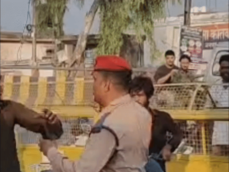 हाथरस में पुलिसकर्मी से उलझा युवक,होमगार्ड ने जड़ा थप्पड़, VIDEO:बाइक टक्कर के बाद हुआ हंगामा, कोतवाली सदर ले गए