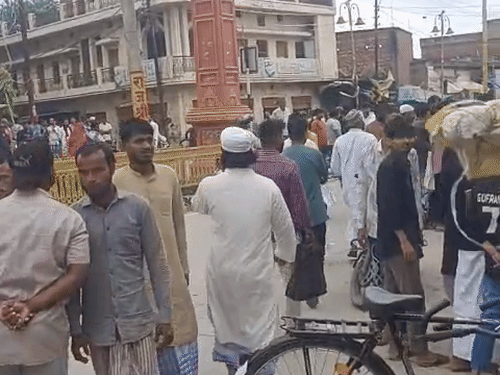 वाराणसी में ट्रक ने बाइक सवार को मारी टक्कर:2 की मौत, दोनों का सिर सड़क पर चिपका; ट्रक चालक फरार