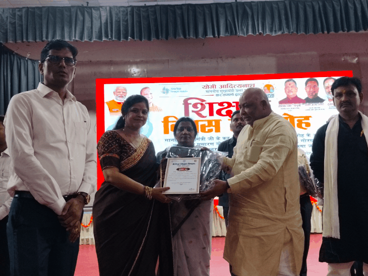 बलिया में शिक्षकों का सम्मान:परिवहन मंत्री दयाशंकर सिंह बोले- शिक्षक का स्वरूप भगवान से भी ऊपर