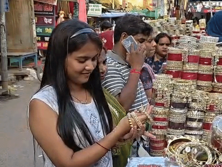प्रतापगढ़ में हरतालिका तीज पर बाजारों में रौनक बढ़ी:पहली बार व्रत रखने वाली महिलाओं में दिखा खास उत्साह, जमकर की खरीदारी