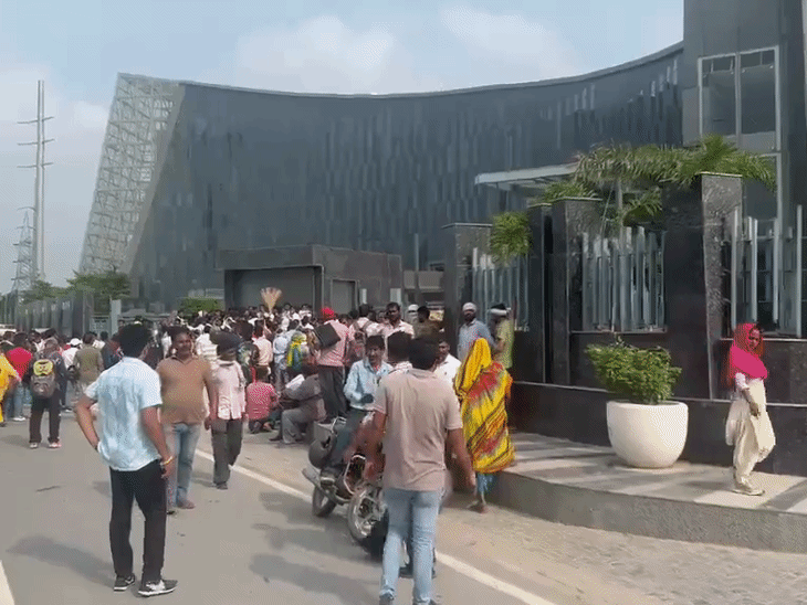 वेतन के साथ मेडिकल सुविधा, फिर भी सफाईकर्मियों की हड़ताल:नोएडा में दिखने लगा सफाई व्यवस्था पर असर, मांगों पर पहले भी किया गया काम