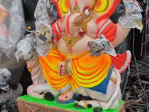 गणपति बप्पा मोरया से गूंजा अलीगढ़:गणेश चतुर्थी पर जगह-जगह विराजे गणपति, शाम से शुरू हुआ दर्शन का सिलसिला, कहीं सात तो कहीं 11 दिन तक चलेगा महोत्सव