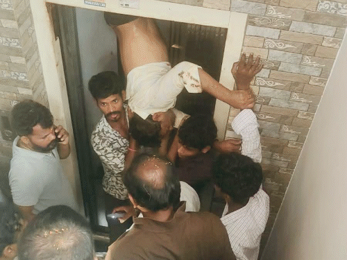 हैदराबाद में लिफ्ट और दीवार के बीच फंसा शख्स:सेकेंड और थर्ड फ्लोर के बीच लटका रहा, पैर फ्रैक्चर; डेढ़ घंटे बाद रेस्क्यू, दीवार तोड़नी पड़ी