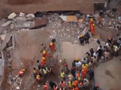 छात्र बोले- 10 मिनट पहले निकले, नहीं तो दबे होते:बिल्डिंग से दरकने की आवाजें आ रही थीं;  जन्माष्टमी की छुट्टी से बची दिल्ली हादसे में कई जान