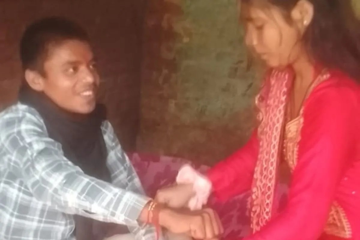 Gonda News: मोबाइल चार्जर लगाते ही 19 साल के युवक को लगा करंट, अस्पताल पहुंचते ही मौत