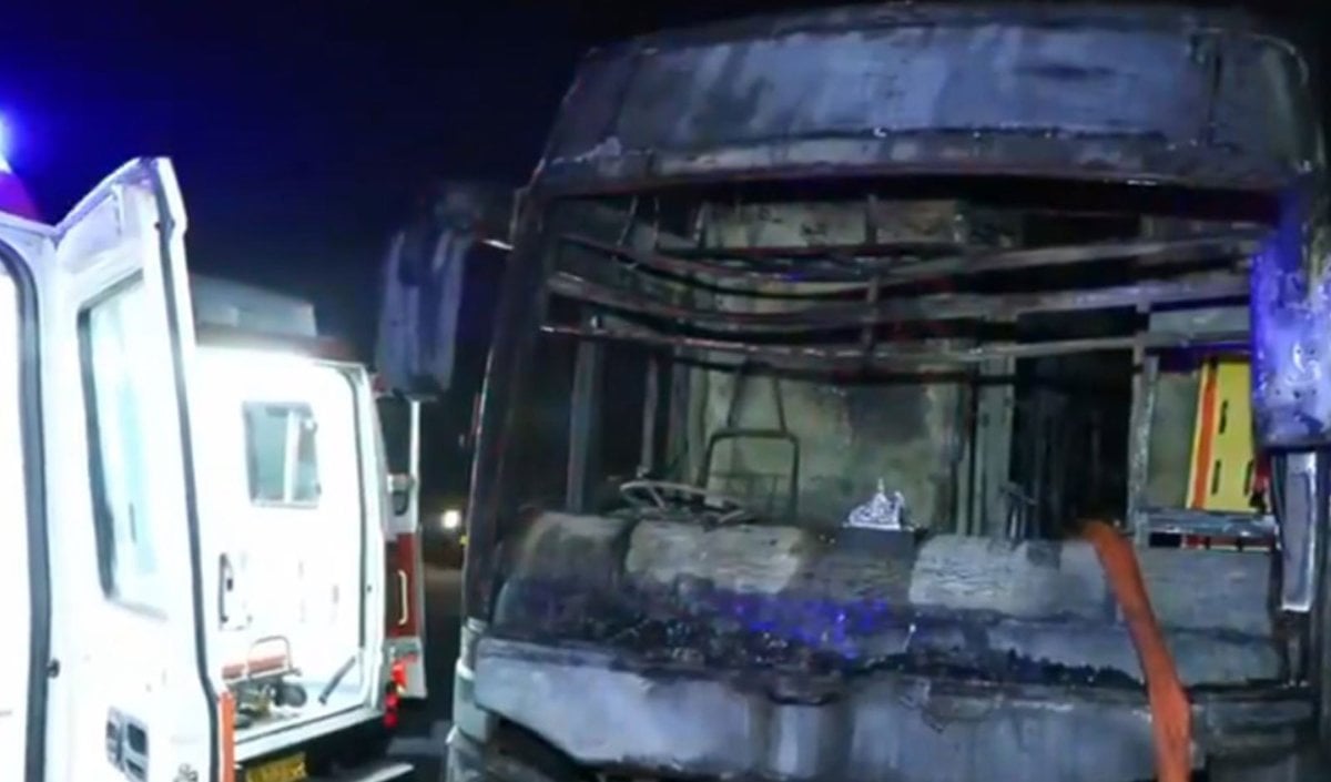 Yamuna Expressway Bus Fire | कश्मीरी गेट से महोबा जा रही स्लीपर बस में लगी भीषण आग, महिला समेत 9 यात्रियों की जलकर मौत
