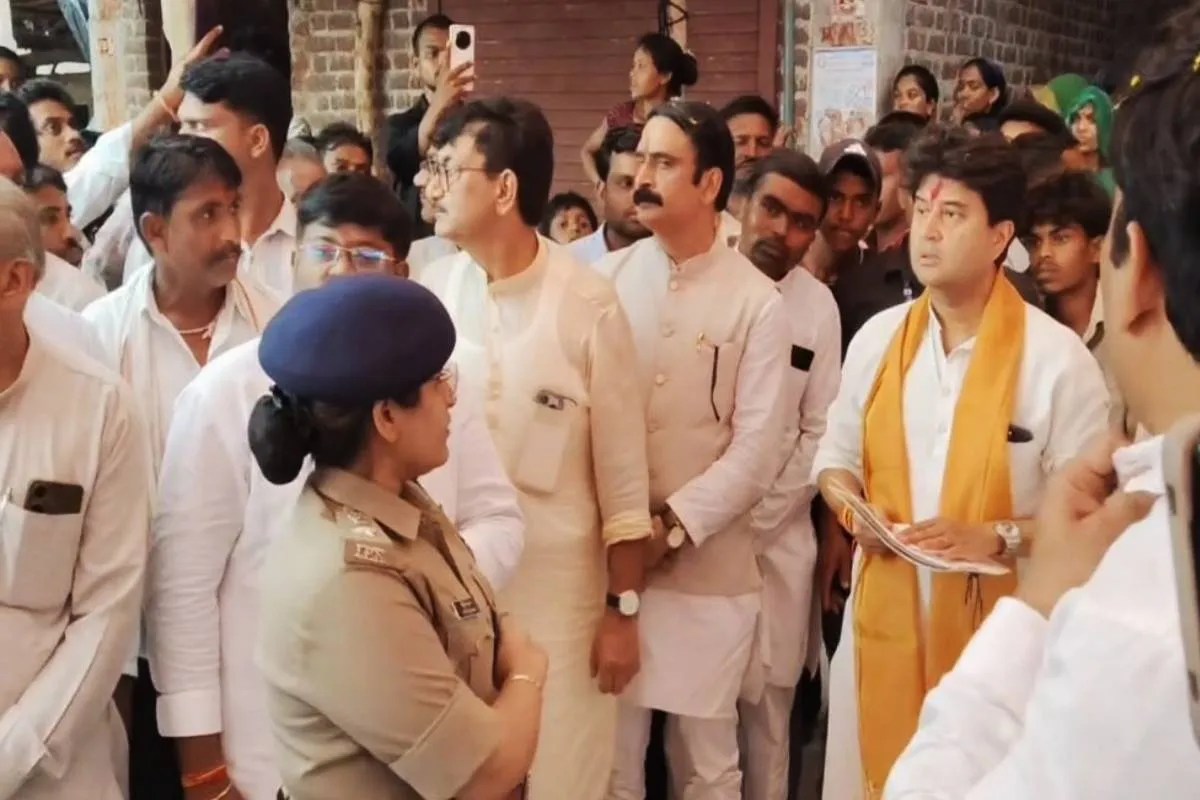 गुना में ज्योतिरादित्य सिंधिया को आया गुस्सा, दो वीडियो वायरल