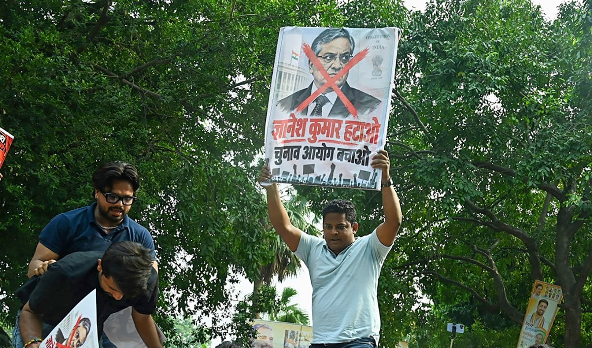 SIR Controversy | कांग्रेस के विरोध प्रदर्शन से पहले दिल्ली में लगे ‘ज्ञानेश कुमार हटाओ, चुनाव आयोग बचाओ’ के पोस्टर